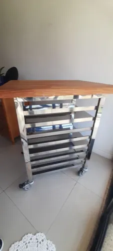 Mesa com 8 porta bandejas de 40x60cm com   Medidas da mesa 72x 63cm
