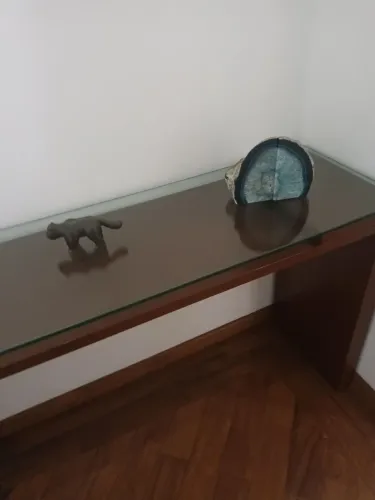 Aparador de madeiracom Detalhes em vidro
