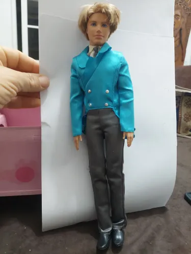 Boneco Ken com Traje Elegante