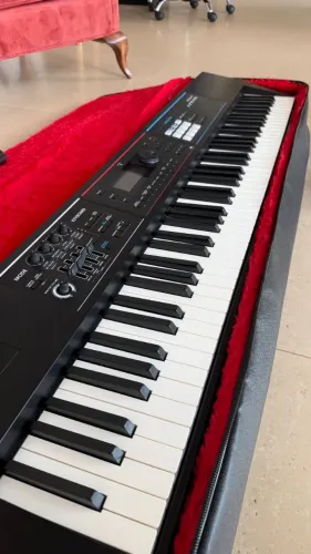 Teclado Roland Juno DS-88 (estado de novo com pedal e case)