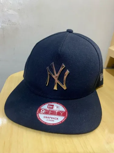 Boné New Era NY Azul Marinho com Logo Metal Aba Reta