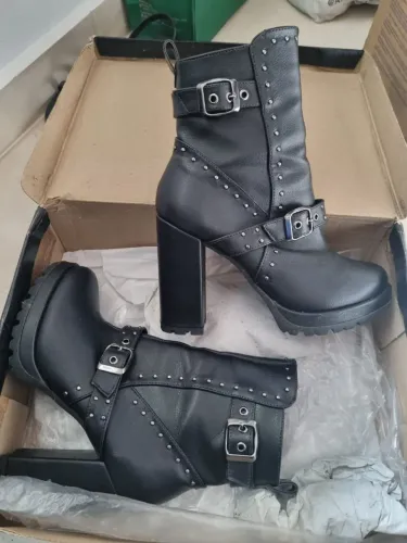 Bota feminina preta com detalhes