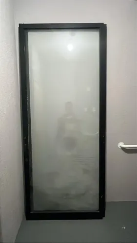 Porta de correr 2 folhas de alumínio preto com vidro