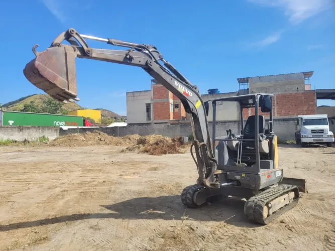 Mini Escavadeira Volvo - Ideal para Obras e Construções