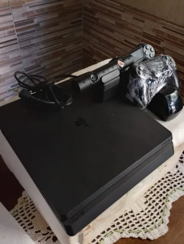 PS4 Slim 1Tb  (2 controles; dock carregador; camera; 4 jogos)