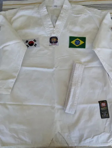 Vendo kimono Taekwondo, blusa e faixa, praticamente nova.
