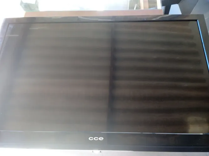Tv CCE TELA GRANDE 42" TELA BOA COM DEFEITO