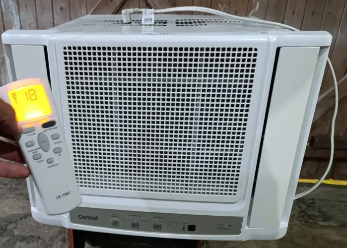 Ar condicionado 10 mil btus. Gelando perfeitamente. Com controle