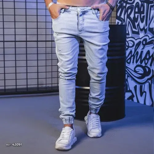 Calça masculina jogger jeans azul claro com faixa lateral