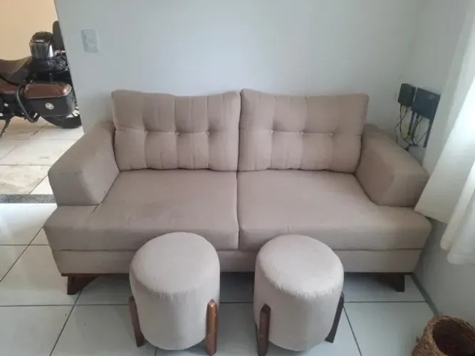 Sofa super confortável em linho com 2 puffs