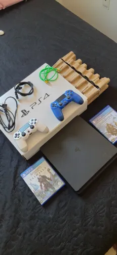 Ps4Slim 1TB 2 controles 2 jogos