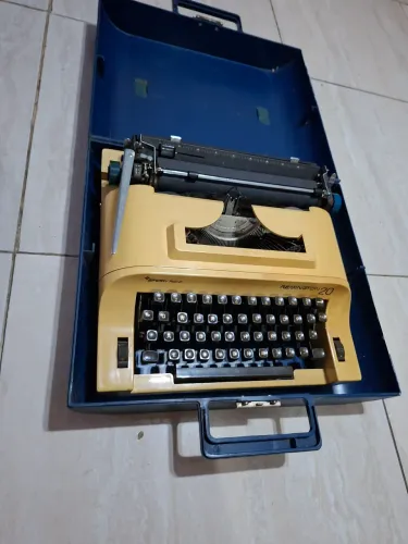 Máquina de escrever Remington 20 Sperry Rand com maleta