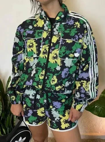 CONJUNTO CORTA VENTO FLORAL ADIDAS