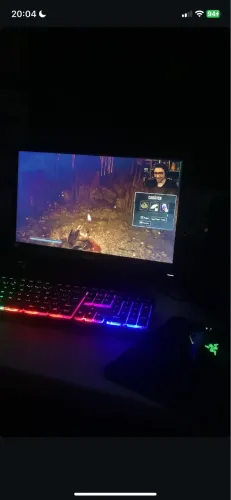 Computador com teclado, mouse pad e monitor 