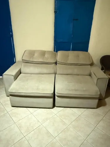 Sofá bem conservado.
