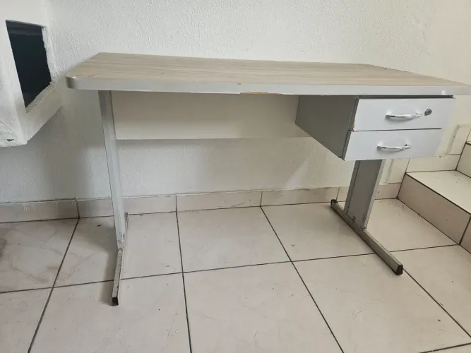 Mesa de escritório com 2 gavetas no precinho 