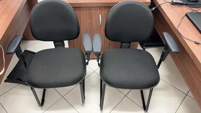 Duas cadeiras presidentes $250 cada uma.