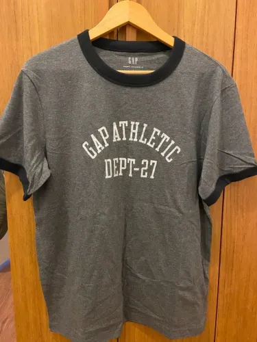 Camiseta Masculina Cinza Grafite GAP - Tamanho P, mas veste perfeitamente M