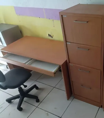 Mesa e armário