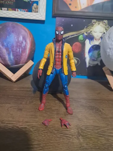 Spider-Man - Jaqueta Amarela Marvel Legends 