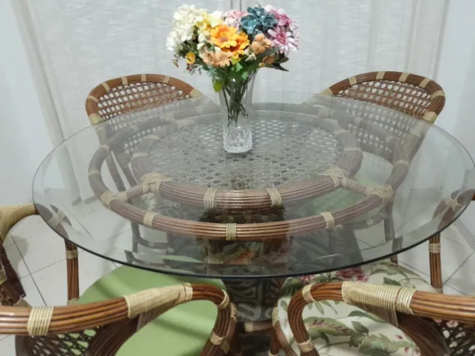 Conjunto de Sala de Jantar em Rattan Natural - Mesa Redonda com Vidro Bisotado