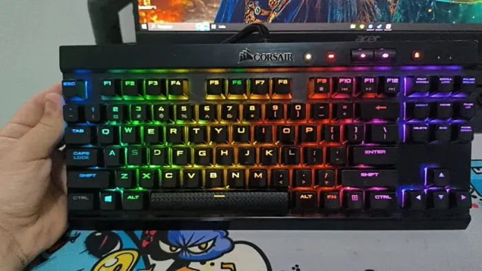 Teclado Mecânico Gamer Corsair K65 LUX, RGB, Switch Cherry MX Red, US - CH-9110010-NA