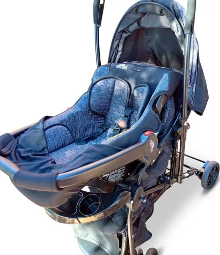 Carrinho de bebê com bebê conforto