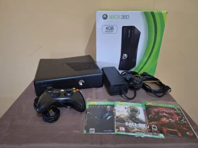 Xbox 360 completo na caixa dando luz vermelha erro E82