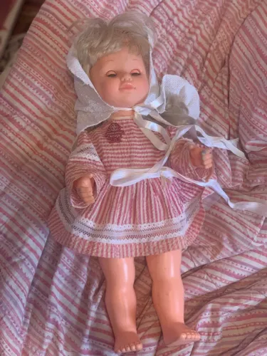Boneca antiga Estrela , com roupas originais em ótimo estado de conservação , ela tem