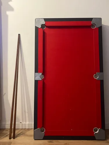 Vendo mesa sinuca infantil completa com 2 tacos e 16 bolas.