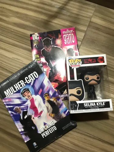 Funko Selina Kyle + 2 Hqs novas plastificadas