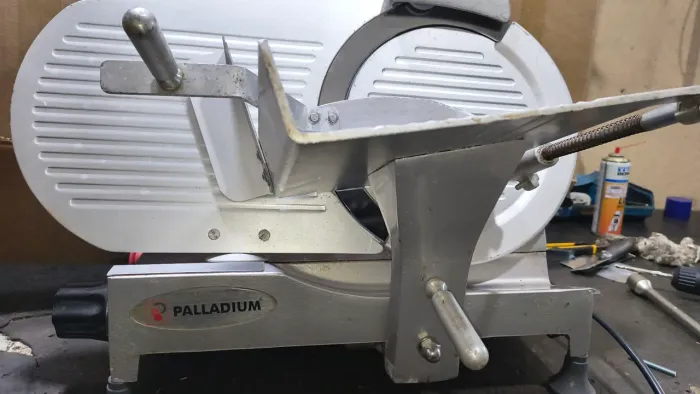 Cortador de frios semi novo em alumínio com lâmina nova voltagem 220v ideal para comércio