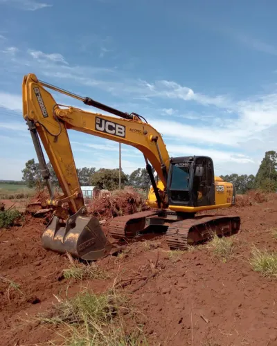 ESCAVADEIRA JCB 220 A VENDA