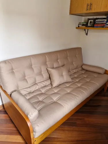 Sofá cama casal futon madeira maciça bege claro