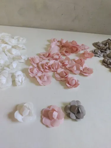 Conjunto de Flores em tecido 2 cm para artesana com 72 unidadesto