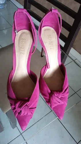 VENDO EXCELENTE SANDALIA SCHUTZ