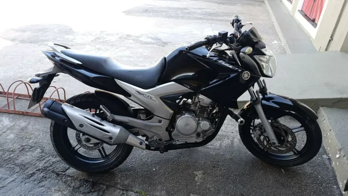 Fazer 250 muito conservada com chave reserva e manual.