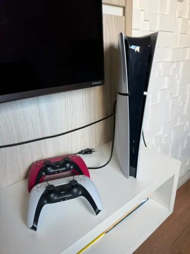 PlayStation 5 com 2 controles