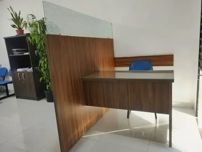Uma mesa de recepção com Divisória - Ótimo Estado
