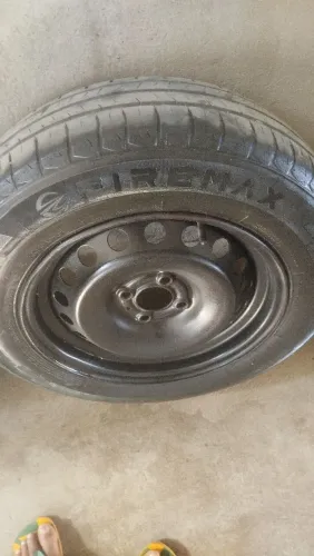 Estou vendendo esses lindos pneus com a jante de ferro aro 15