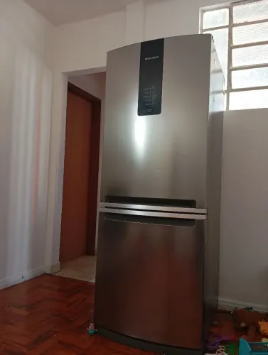 Vendo geladeira semi nova ! Ótimo preço