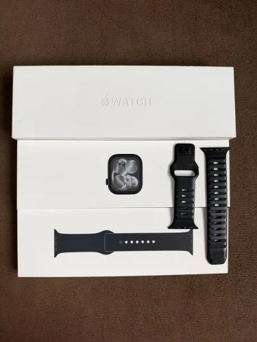 Apple Watch S11 rose gold 42 mm e Apple Watch S11 preto 46 mm