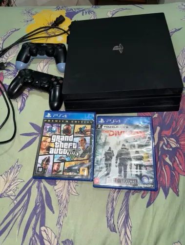 PS4 Pro com vários jogos