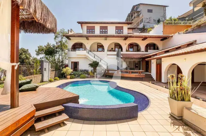 Casa com 5 dormitórios sendo 2 suites à venda, 525 m² por R$ 3.950.000 - São Francisco - N