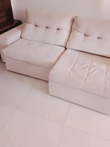 Sofá reclinável e retrátil cor off white, da móveis casa verde
