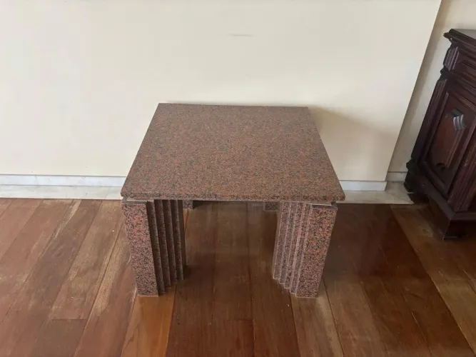 Mesa Lateral de granito vermelho maciço marca Elle e Lui