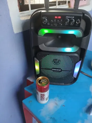 Vende se uma caixa de som FRAHM