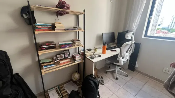 Quarto em apartamento mobiliado no centro