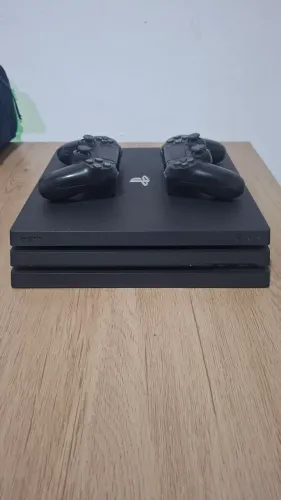 Ps4 Pro, com 2 controles e jogos de mídia fisica ( possui todos os cabos )
