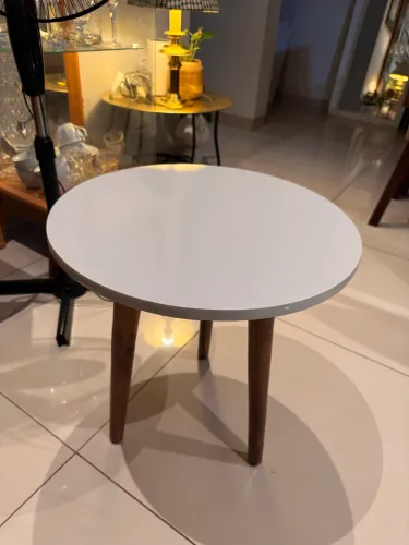 Mesinha lateral tampo branco e pés em madeira